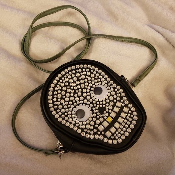 Skull Crossbody Bag with zipper closure and detachable strap - Picture 2 of 6